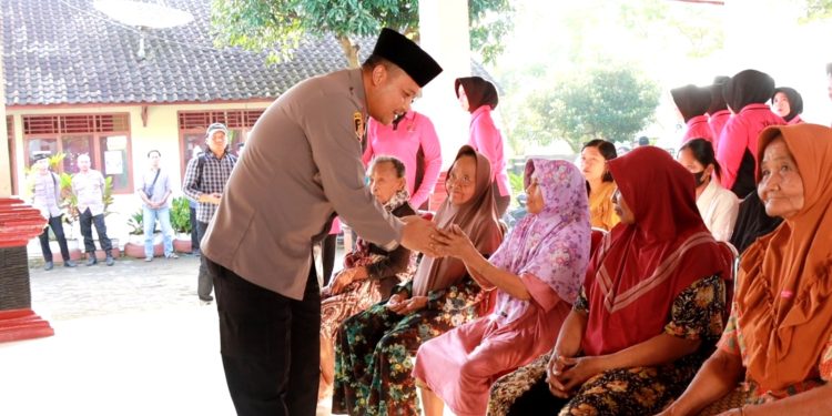 Isi Kegiatan Ramadhan Penuh Berkah, Polres Rembang Salurkan Bantuan Untuk Warga Tegaldowo