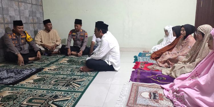 Gelar Safari Subuh Ramadhan, Kapolres Rembang Sholat Subuh & Isi Kultum Sembari Sampaikan Pesan Kamtibmas