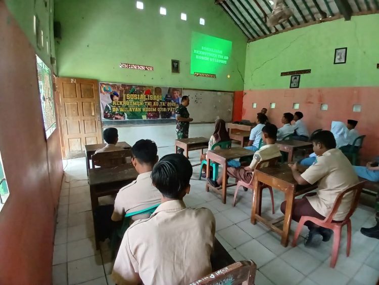 Sosialisasi Rekrutmen TNI AD, Tim Koramil Jaken Sambangi MA. Darul Ulum