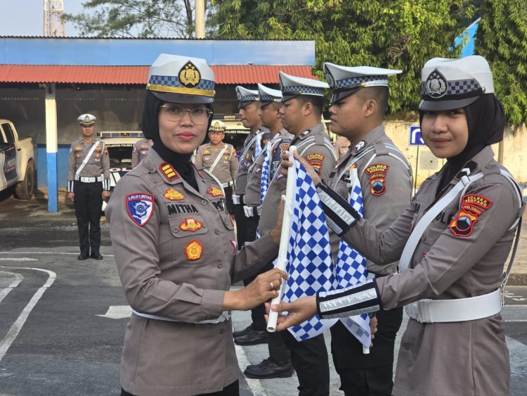Polres Rembang Serahkan Bendera Gatur Polantas kepada Anggota Satlantas