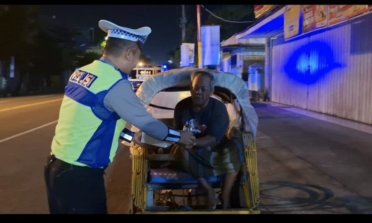 Satlantas Polres Rembang Gelar Blue Light Patrol dan Sahur On The Road