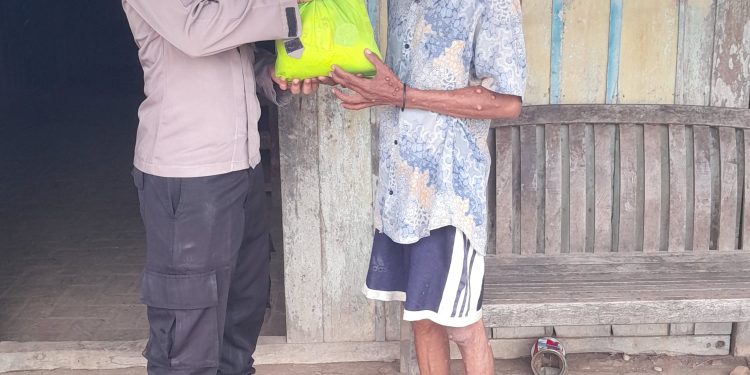 Salurkan Baksos Presisi, Polsek Sumber Salurkan 35 Paket Untuk Lansia & Warga Kurang Mampu