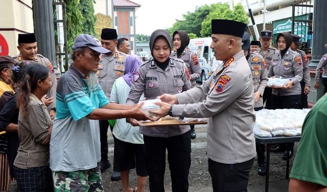 Peduli Pemudik, Polresta Pati Bagikan Ribuan Takjil di Bulan Ramadhan