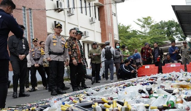 7.293 Botol Miras Dimusnahkan! Operasi Pekat di Pati Berhasil Jaring Ribuan Barang Bukti