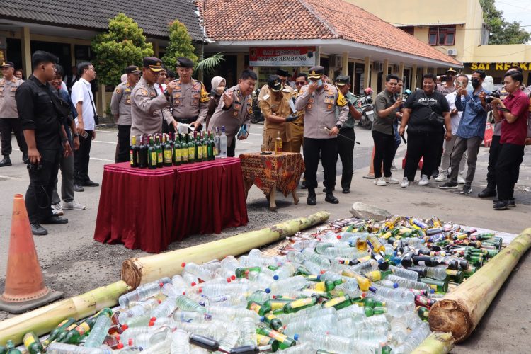 Jelang Lebaran 1446 H : Polres Rembang Berhasil Musnahkan Ribuan Botol Jenis Minuman Keras selama Operasi Pekat Candi 2025