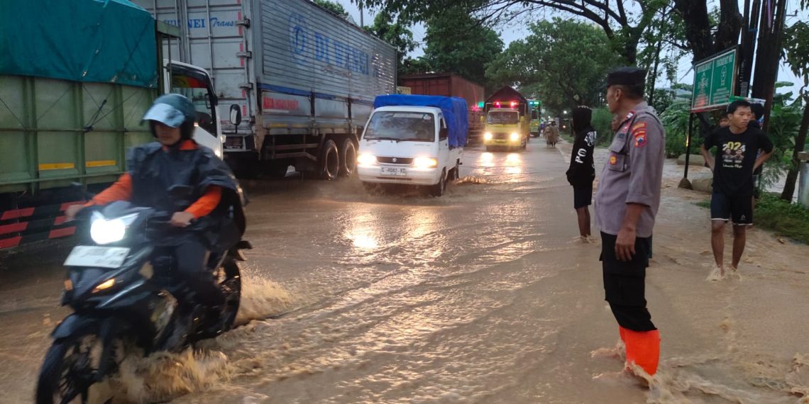 Polres Rembang, Sigap Turun Langsung Menangani Banjir Akibat Hujan Deras