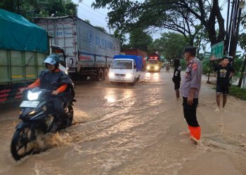 Polres Rembang, Sigap Turun Langsung Menangani Banjir Akibat Hujan Deras
