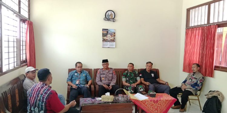 Pengamanan Malam Idul Fitri 1446 H: Kapolsek Sulang Laksanakan Rakor Dengan Forkopimcam Di Kantor Kecamatan