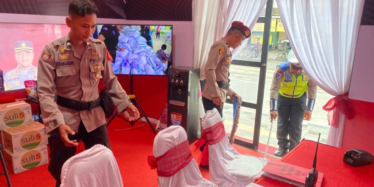 Demi Kenyamanan Pengujung Mudik: Anggota Bersihkan Posko Terpadu Dengan Senang Hati