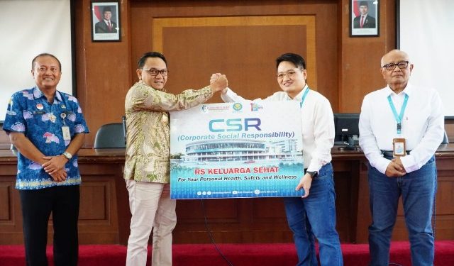 RS KSH Pati Berbagi Bingkisan Lebaran untuk Petugas Kebersihan