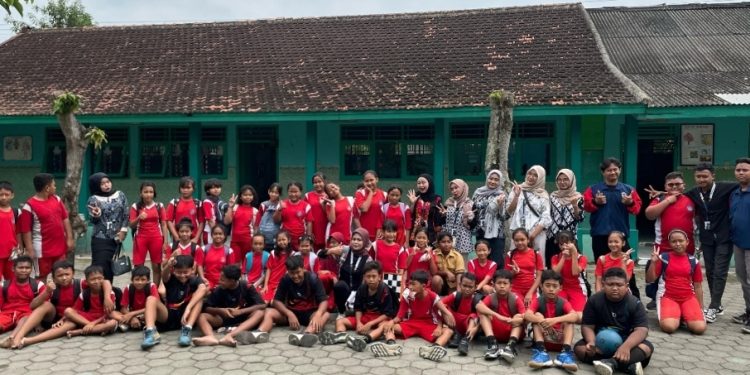 Sosialisasi Etika Penggunaan Internet oleh Kelompok KKN Universitas PGRI Semarang di SD Bringin