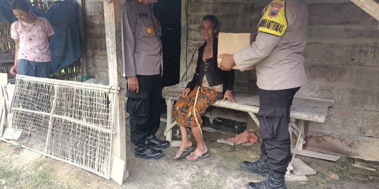 Turun Langsung, Kapolsek Sulang Bersama Bhabinkamtibmas Door to door Salurkan Baksos Presisi Ke Rumah Warga