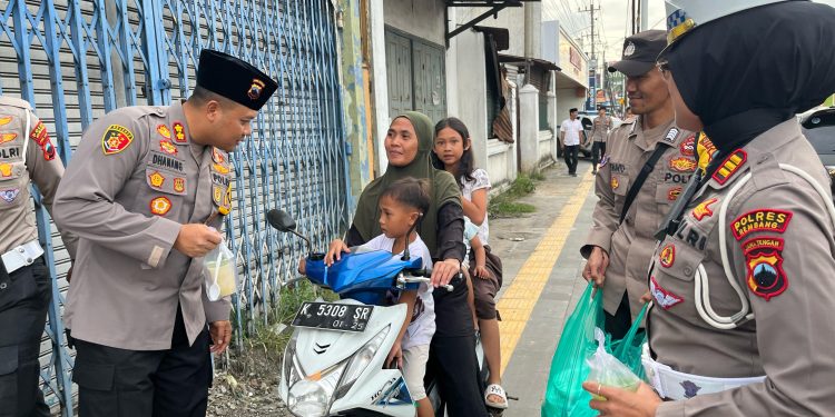 Selain Menggelar Baksos, Polres Rembang Juga Bagi-bagi Takjil di Gunem