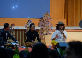 Wastra Nusantara, Seni dan Doa: Sudut Pandang Budayawan Sujiwo Tejo dan Rektor Intiyas