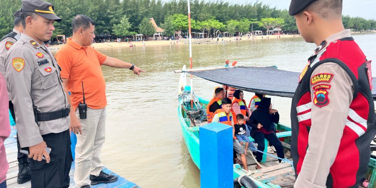 Antisipasi Membludaknya Pengunjung, Polres Rembang Himbau Pengunjung Obyek Wisata Pantai
