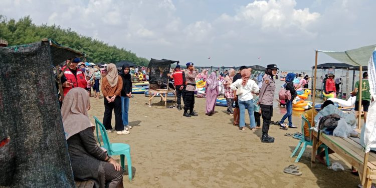 Polwan Polres Rembang : Berikan Himbauan Pada Pengunjung Wisata Karang Jahe Beach