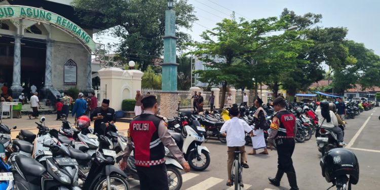 Standby Di Kawasan Masjid Agung Rembang, Sat Samapta Polres Rembang Amankan Ibadah Sholat Jum’at