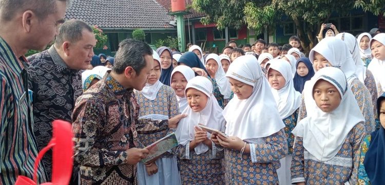 Wakil Menteri Pendidikan Dasar dan Menengah Tanda Tangani Komitmen Trigatra Bangun Bahasa