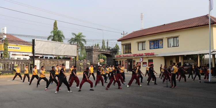 Polres Rembang Isi Olahraga Bersama Dengan Latihan Beladiri Polri