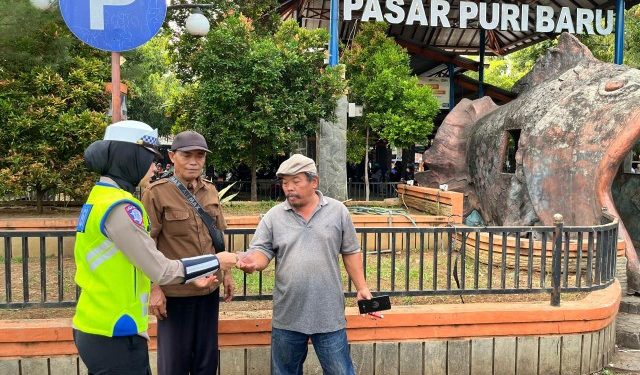 Satlantas Polresta Pati Sosialisasi Pembebasan Tunggakan Pajak Kendaraan di Pasar Puri