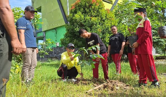 Hijaukan Bumi dan Tumbuhkan Kesadaran Lingkungan, MTsN 1 Pati Tanam Pohon Matoa