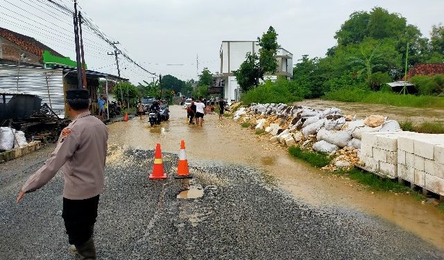 Pasca Tanggul Ambles di Jalan Pati – Gabus, Polisi Pastikan Keamanan Pengguna Jalan 