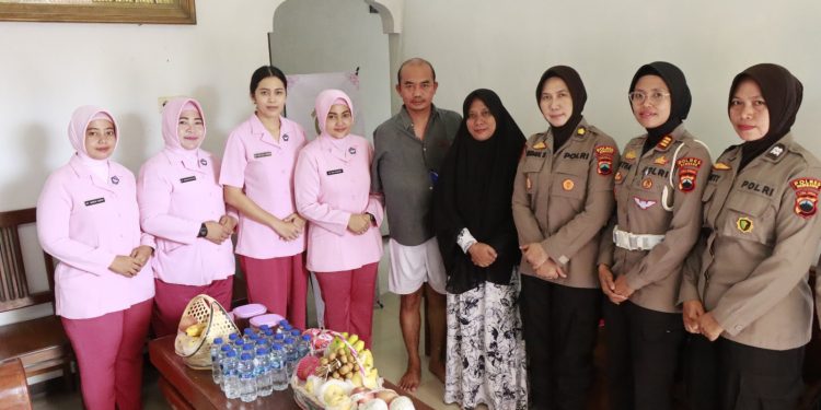 Ketua Bhayangkari Cabang Rembang Bersama Kabag SDM Salurkan Tali Asih Untuk Anggota Sakit