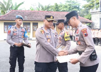 Kapolres Rembang Pimpin Apel Jam Pimpinan & Pemberian Reward Anggota Berprestasi