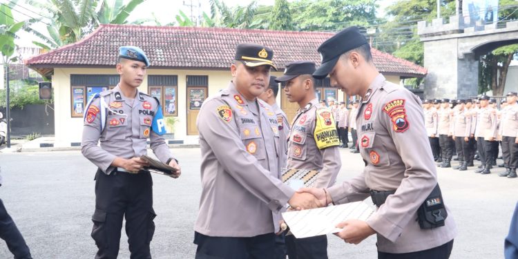 Kapolres Rembang Pimpin Apel Jam Pimpinan & Pemberian Reward Anggota Berprestasi