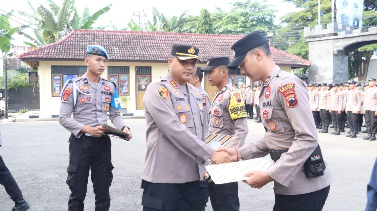 Kapolres Rembang Pimpin Apel Jam Pimpinan & Pemberian Reward Anggota Berprestasi