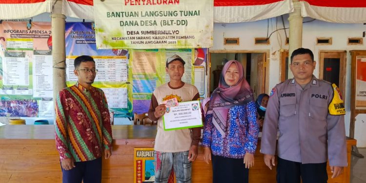 Penyaluran BLT DD Kepada 32 KPM Desa Sumbermulyo Di Pantau Langsung Polsek Sarang