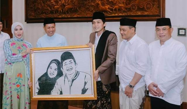 Lukisan Limbah Plastik Karya Seniman Pati Dihadiahkan kepada Gus Iqdham saat Halal Bi Halal Warga Kudus