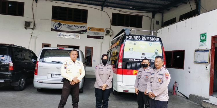 Sambangi Petugas Jaga di PT. Indo Seafood, Binluh Cegah Premanisme & Sosialisasi Cara Cepat Melapor Kepolisian