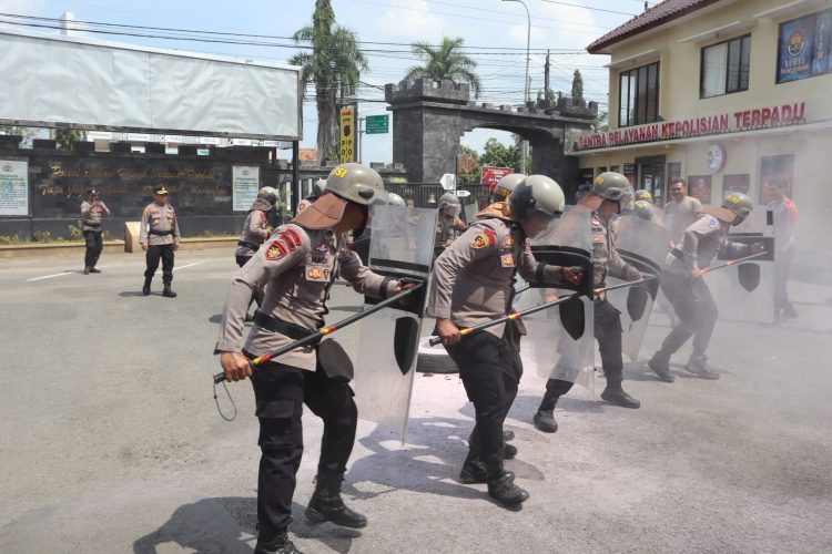 Kapolres Rembang Pantau Latihan Dalmas, Bentuk Kesiapsiagaan May Day