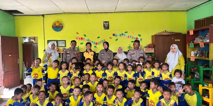 Tanamkan Disiplin Sejak Dini, Sat Binmas Polres Rembang Gelar Polsanak di TK Ngudi Rahayu
