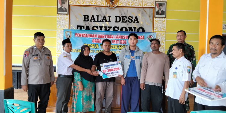 Personil Polsek Lasem Monitoring Penyaluran BLT-DD di Desa Tasiksono Rembang