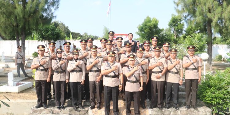 Kapolres Rembang Jadi Irup Upacara Ziarah & Tabur Bunga di Taman Makan Pahlawan dalam Rangka HUT Bhayangkara ke-79