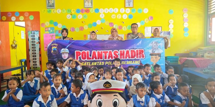 Kenalkan Tertib Lalu Lintas Sejak Dini, Satlantas Polres Rembang Gelar Polsanak di TK Tutwuri Rembang