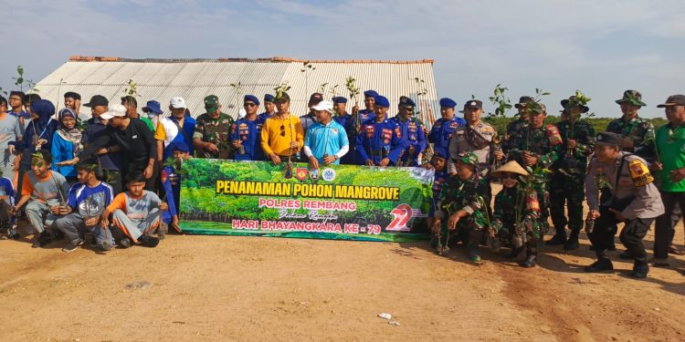 Satpolairud Polres Rembang Tanam Mangrove dalam Rangka HUT Bhayangkara ke-79