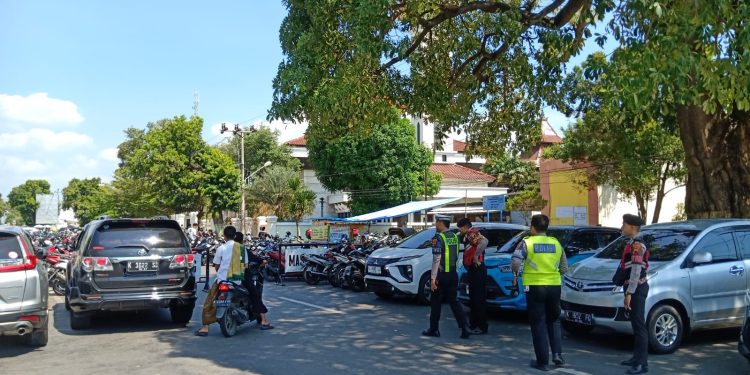 Jamin Keamanan & Ketertiban, Jajaran Polres Rembang Bersama Polsek Laksanakan Pengamanan Sholat Idul Adha 1446 H