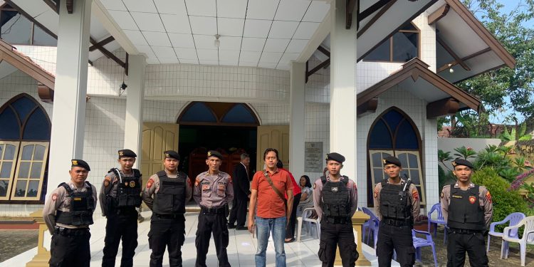 Sat Samapta Polres Rembang Amankan Ibadah Gereja Dalam Rangka Hari Pentakosta di GKJ Rembang