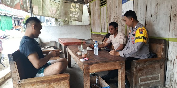 Ngopi Bareng Warga, Bhabinkamtibmas Polsek Gunem Ajak Jaga Kamtibmas Kondusif