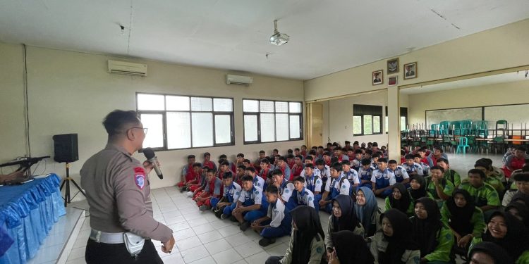 Satlantas Polres Rembang Sosialisasikan Keselamatan Berlalu Lintas kepada Pelajar Sekolah
