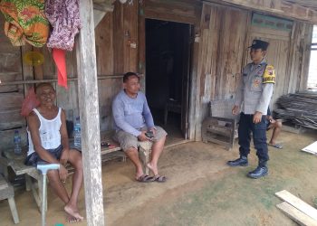Bhabinkamtibmas Polsek Sumber Patroli Sambang Desa Binaan, Jalin Dialogis dengan Warga