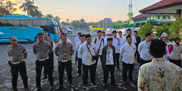 Satlantas Polres Rembang Kawal Kepulangan Rombongan Haji 2025
