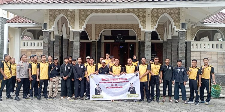 Polres Rembang Gandeng Perguruan Pencak Silat Gelar Bersih-bersih Tempat Ibadah Dalam Rangka HUT Bhayangkara ke 79