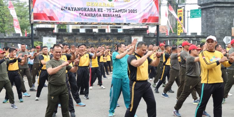 Semarak HUT Bhayangkara Ke 79, Polres Rembang & Jajaran Forkopimda Gelar Olahraga Bersama