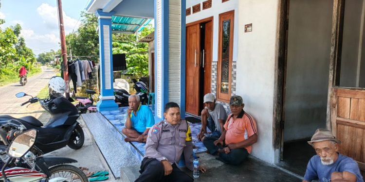 Bhabinkamtibmas Polsek Sarang Berbaur dengan Masyarakat Saat Sambang Kamtibmas di Wilayah Binaan