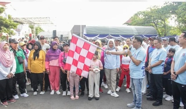 Wabup Chandra Lepas Peserta Jalan Sehat Harkop ke 78