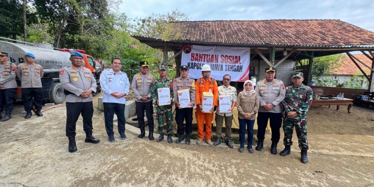 Wakapolda Jateng Beri Bantuan dan Dukungan Moral untuk Korban Kebakaran Sumur Minyak di Blora